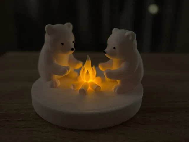Süße Bären am Lagerfeuer