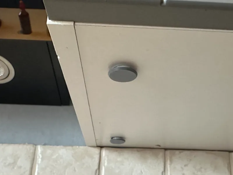 Abdeckung für Verschraubungen Hängeschrank