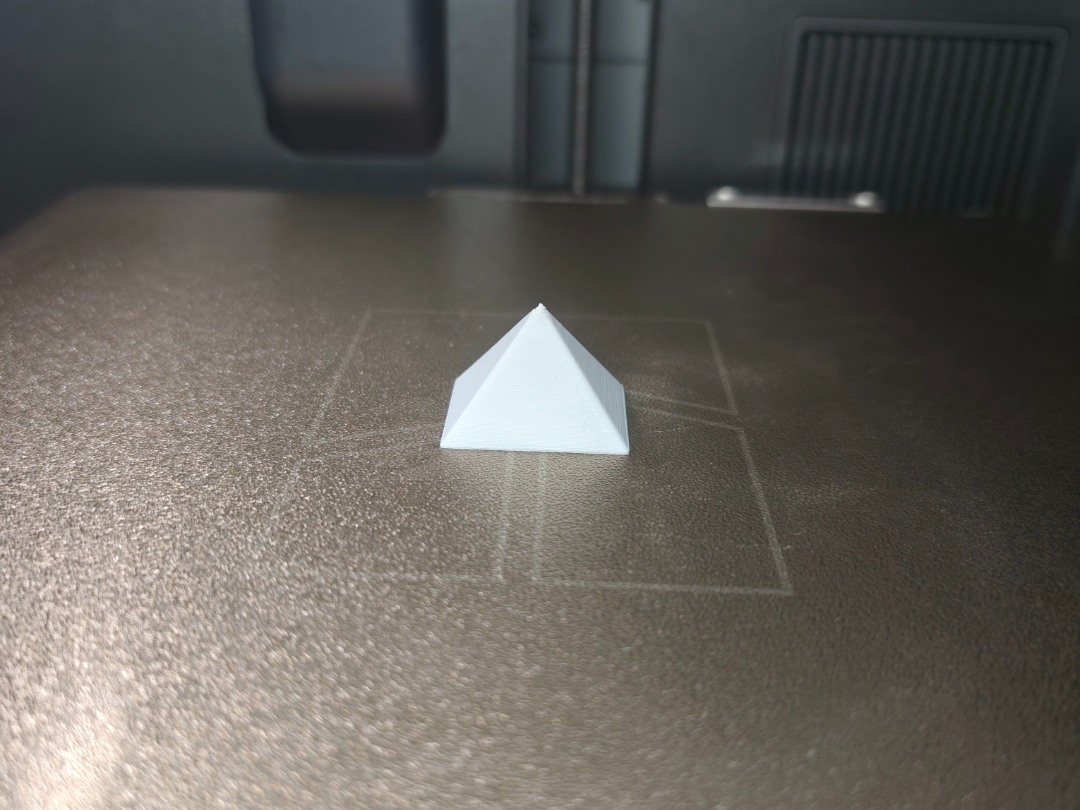 Simple Parametric Geometric Pyramid Generator