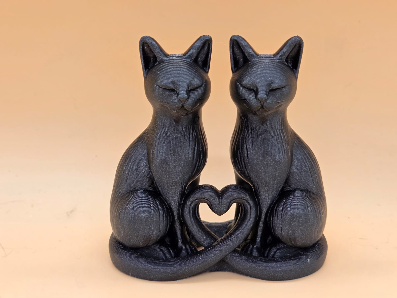 Liebeskatzen –  Katzenfiguren mit Herzschwanz