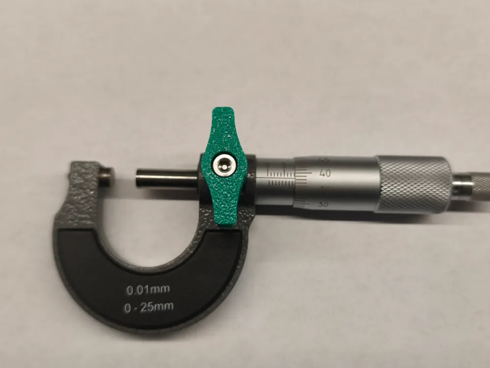 Letrero o emblema decorativo: Thumb Nut / Hand Nut / Wing Nut. Referencia del modelo original.
