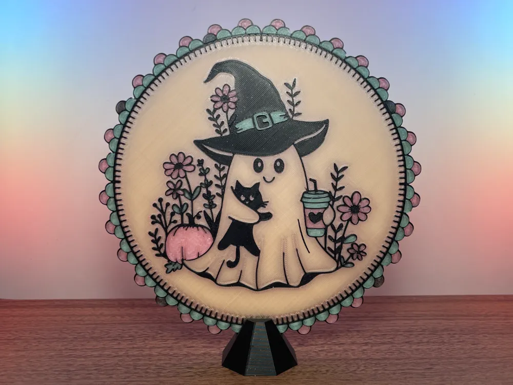 Adorno temático: Cozy Spooky Ghost & Cat Framed Display. Referencia del modelo original.