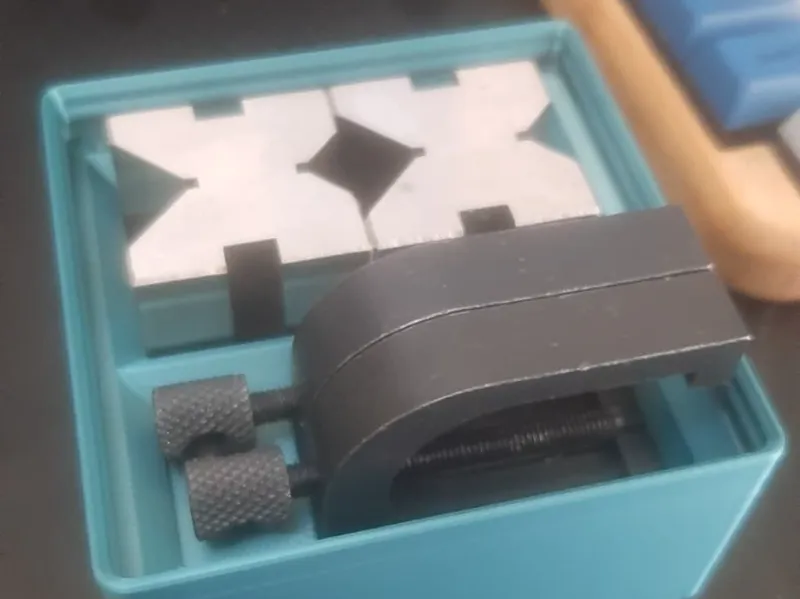 32x32 Vblock gridfinity + clamp holder