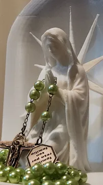 Soporte: Virgin Mary Rosary Holder – No Supports — vista de referencia 5
