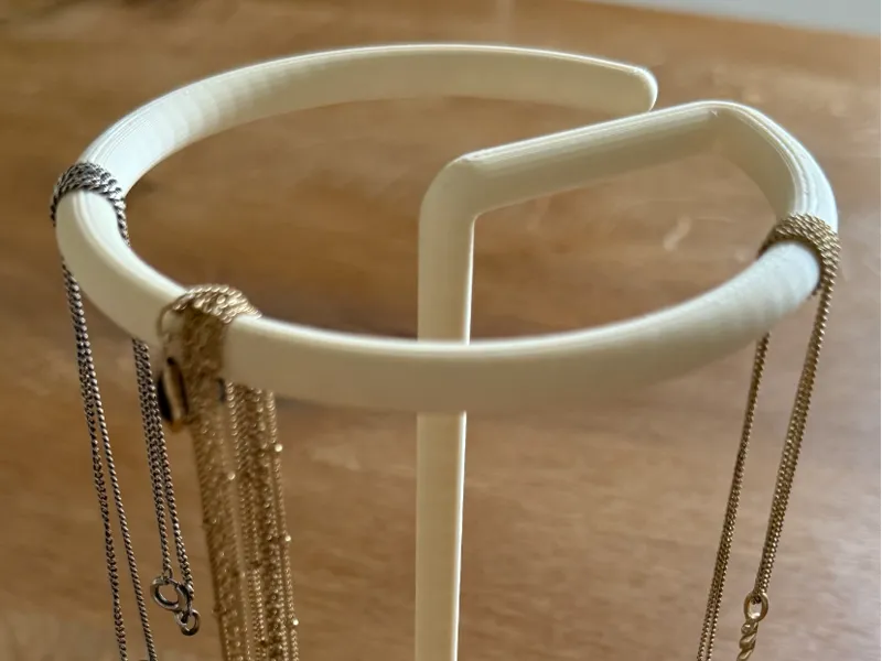 Stylischer Kettenhalter