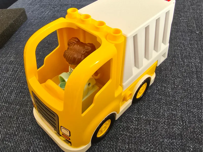 Duplo carbage truck