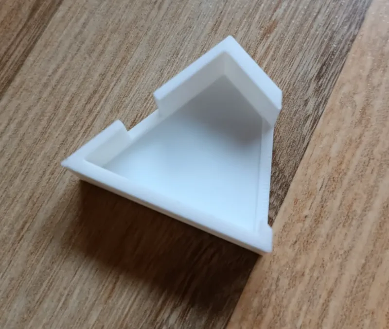 Specific corner piece with cable hiding