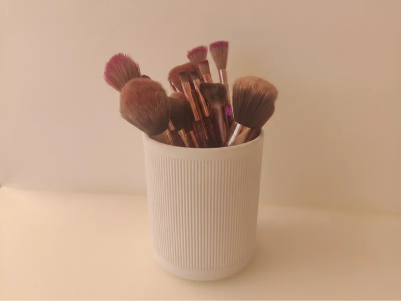 Minimalist Ribbed Brush Holder