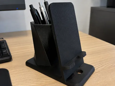 Soporte para celular: DeskDock – Phone Stand & Pen Holder — referencia de MakerWorld