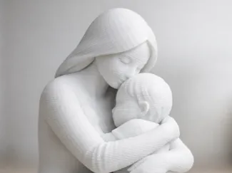Scultura Mamma Seduta in Abbraccio con Bambino