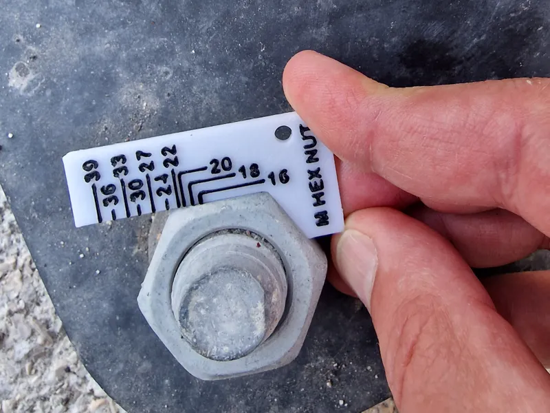 Hexagonal bolts and nuts mini gauge