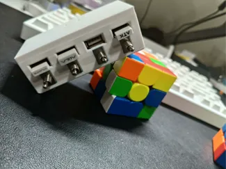 The "Clicky" USB HUB 搖頭開關USB HUB