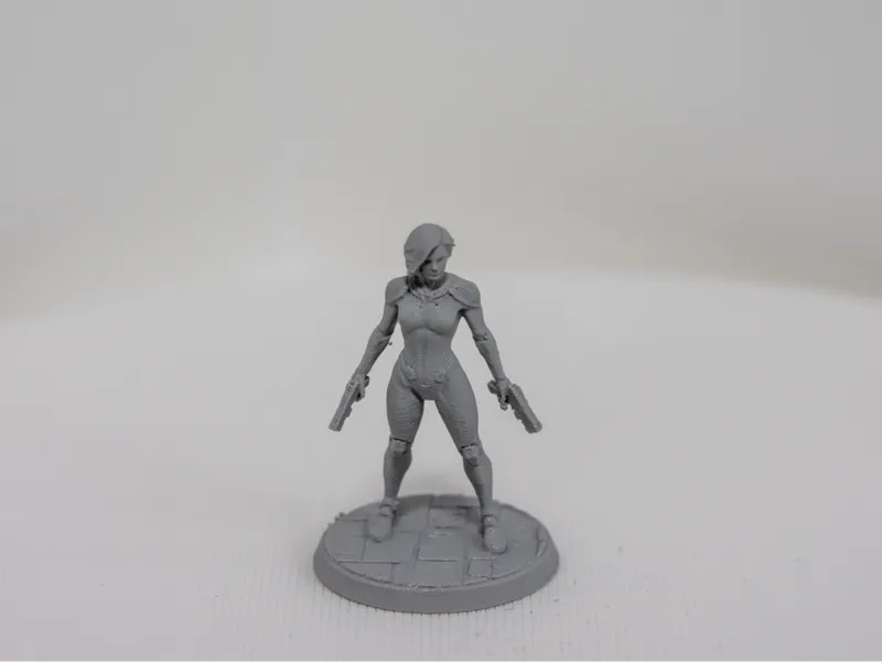Sci-Fi Miniature: Woman with two Pistols
