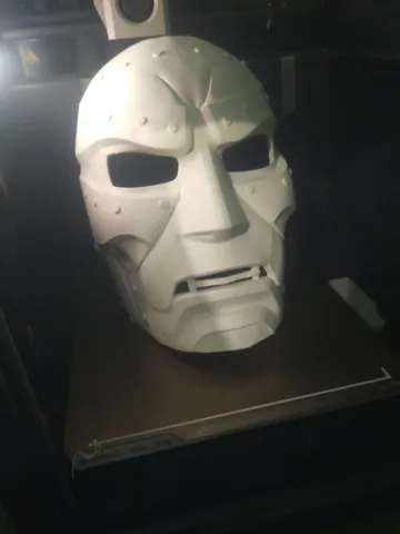 Pieza para disfraz o exhibición: dr doom mask 2026 — vista de referencia 4