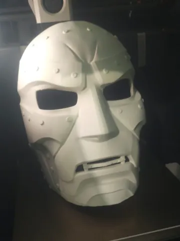 Pieza para disfraz o exhibición: dr doom mask 2026 — vista de referencia 2