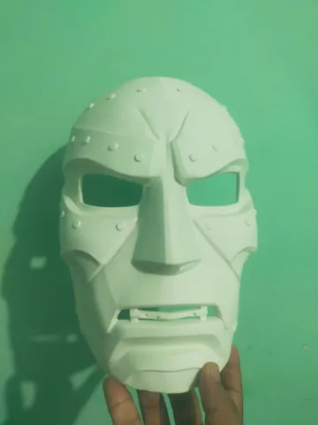 Pieza para disfraz o exhibición: dr doom mask 2026 — vista de referencia 3