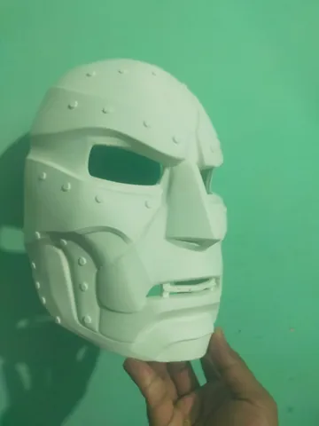 Pieza para disfraz o exhibición: dr doom mask 2026 — vista de referencia 5