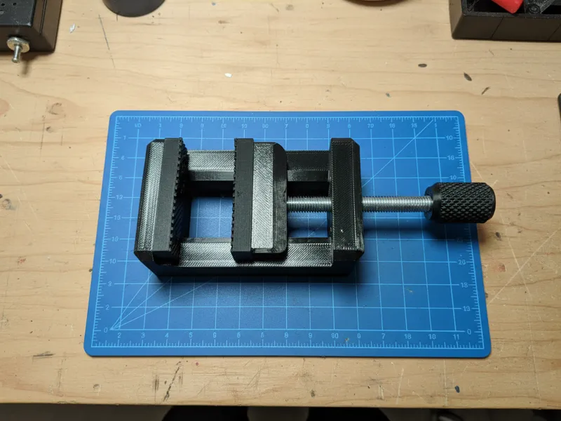 Mini vice for modeling or DIY