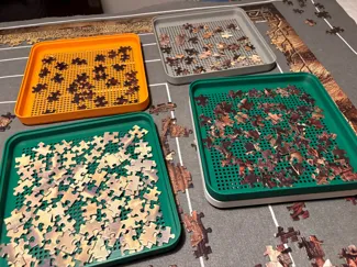 Stackable puzzle sorting tray