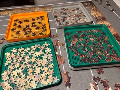 Stackable puzzle sorting tray