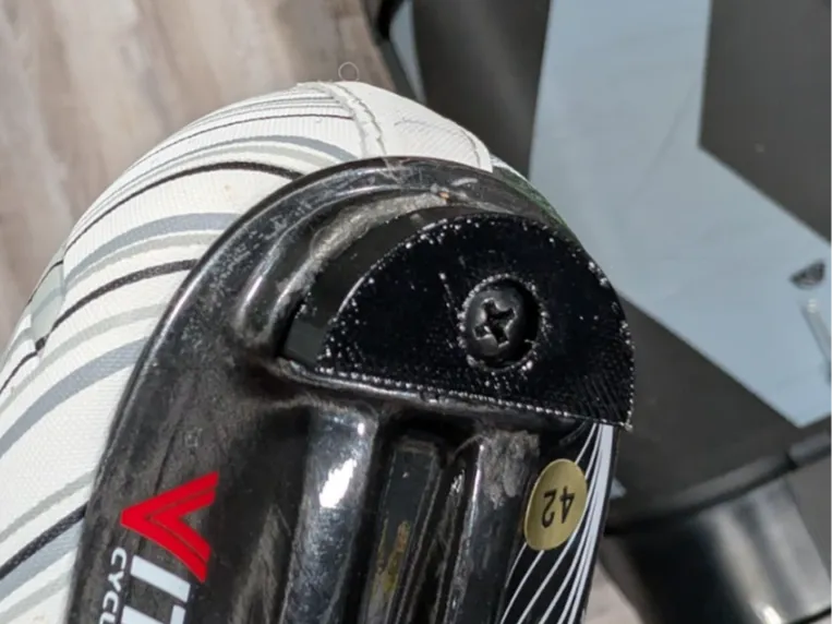 Road bike shoe heel tread