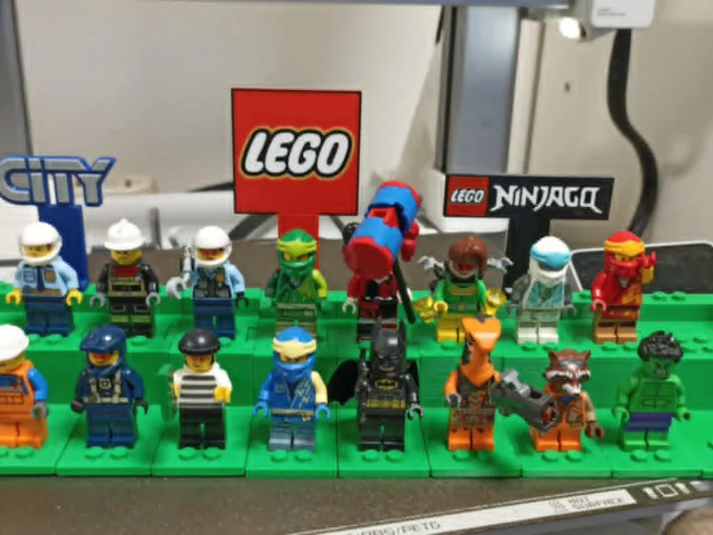 modular display for Brick figures