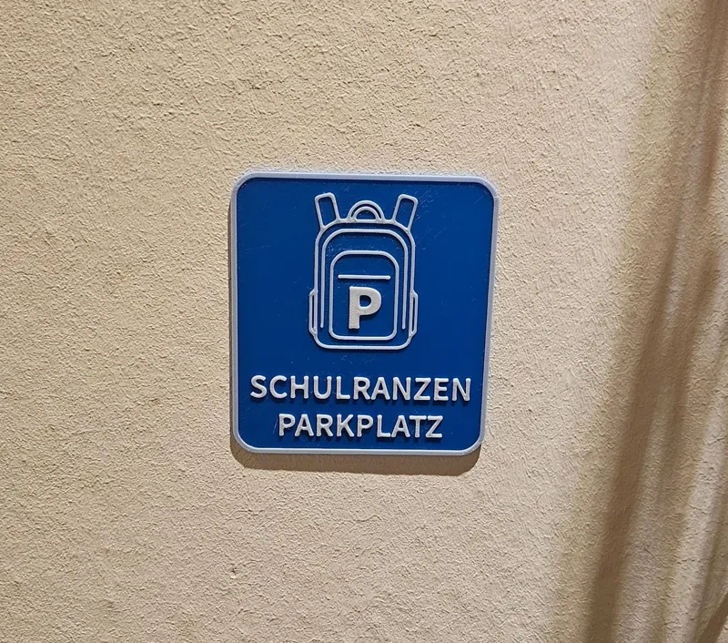 Schild Schulranzen Parkplatz