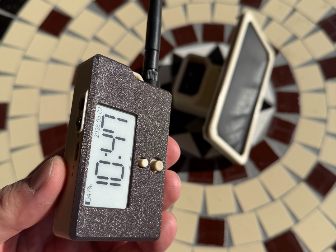Wio Tracker L1 e-ink case and Solar Dock