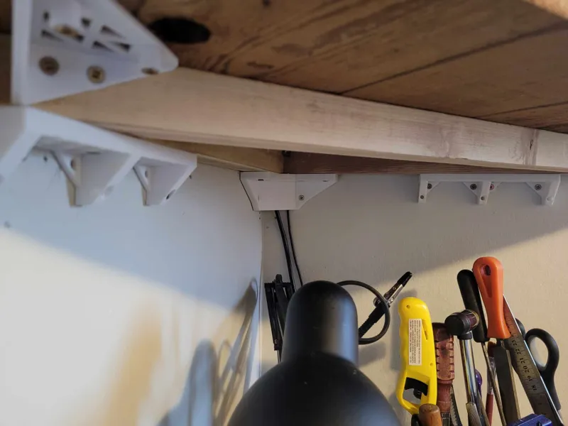 Corner shelf brackets