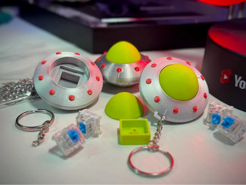 UFO Clicker + Keychain 
