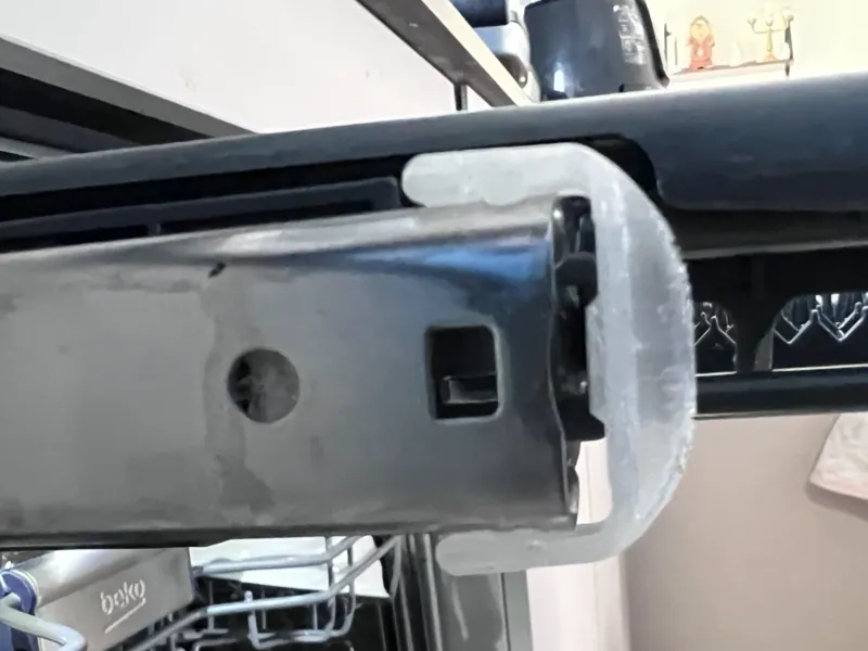 Beko DEN48440A bloc roue chariot à couverts