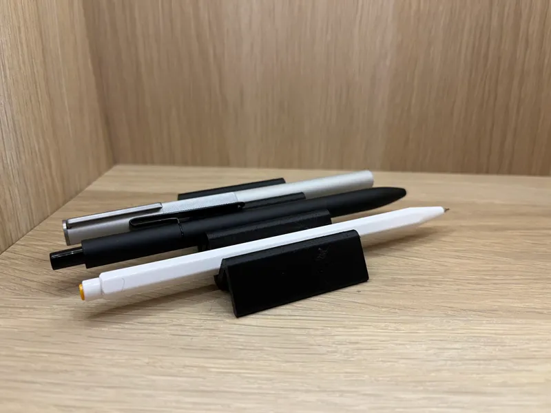 Horizontal pen holder 