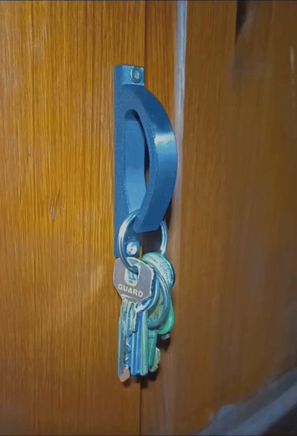 Simple click key holder