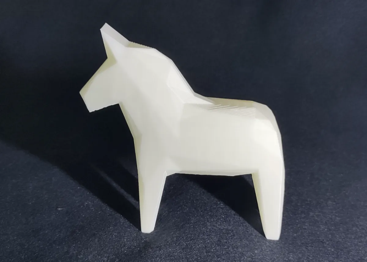 Cheval de Dalécarlie low poly symétrique