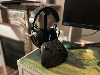 Xbox controller and headphone stand