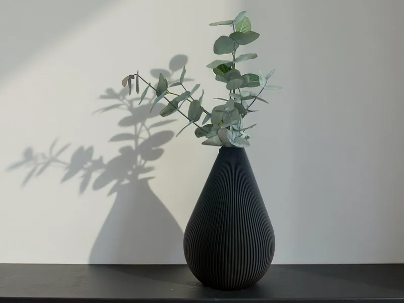 Tropfenförmige Vase mit Rippenmuster