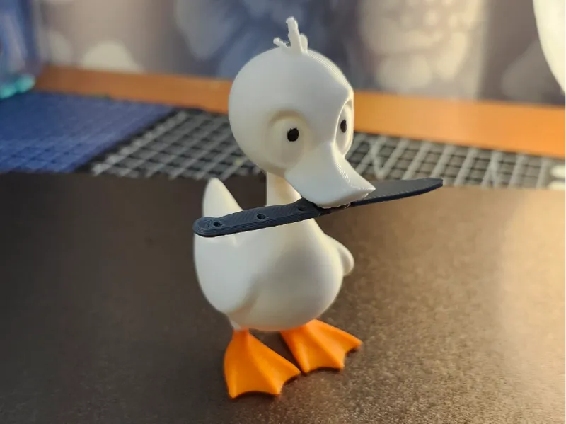 Goose with magnetic knife