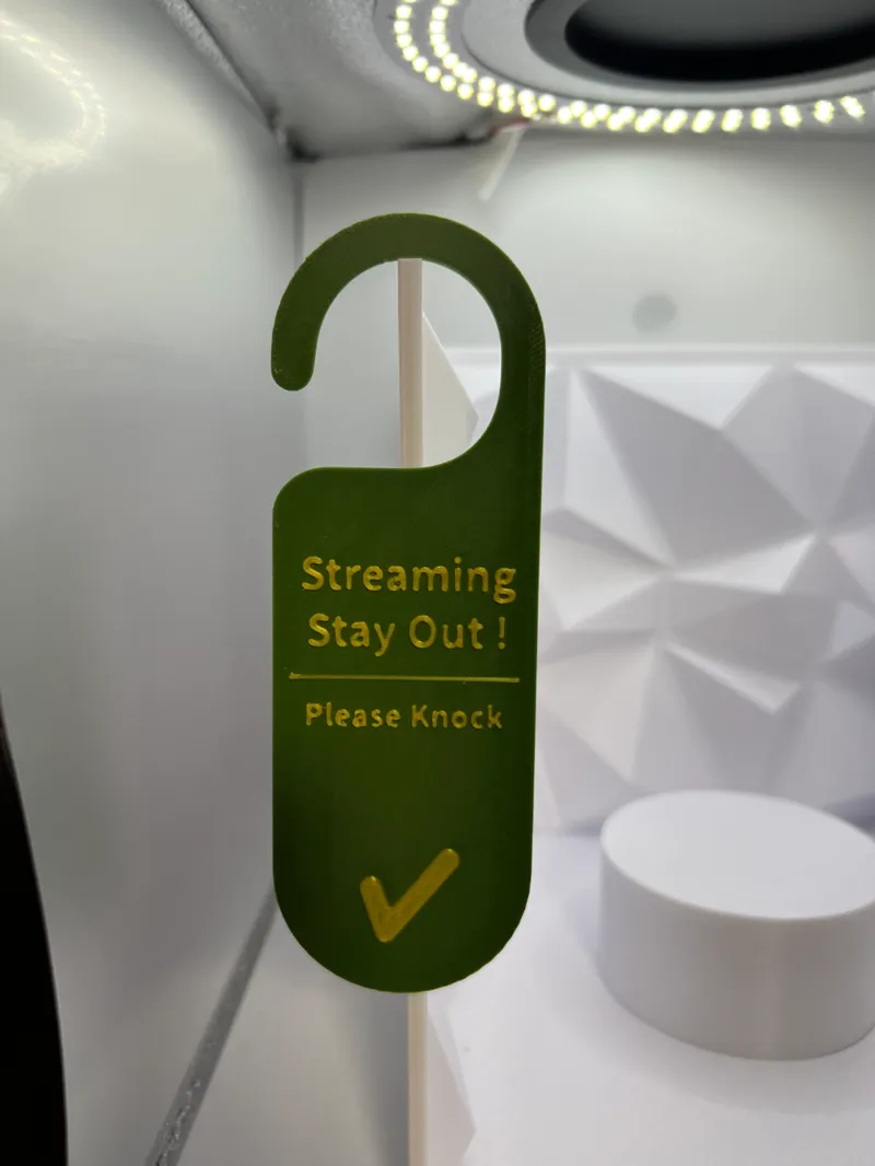 Twitch Streaming Stay Out ! Knock