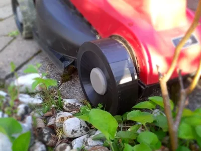Lawnmower wheel