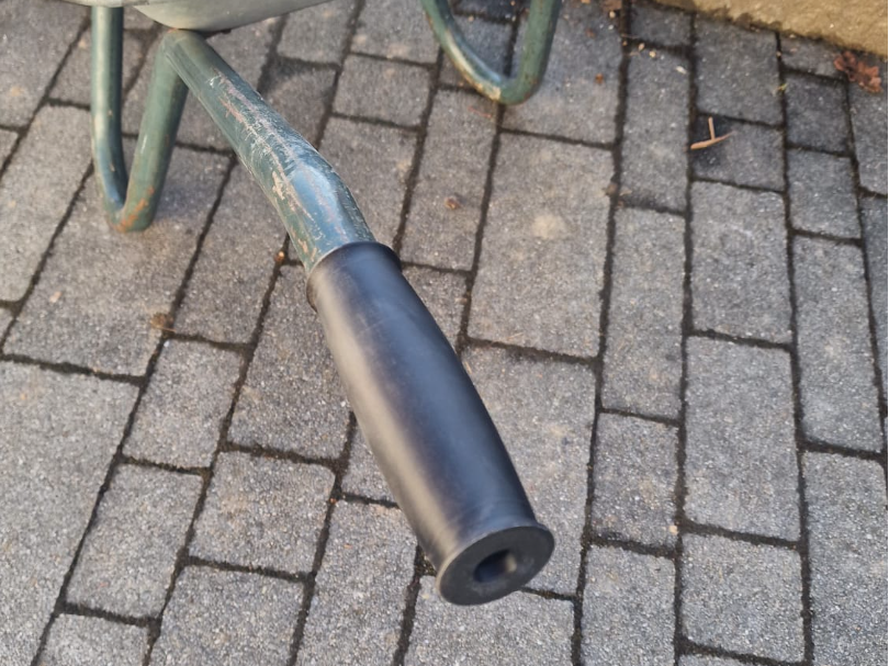 Wheelbarrow handle (Schubkarrengriff)