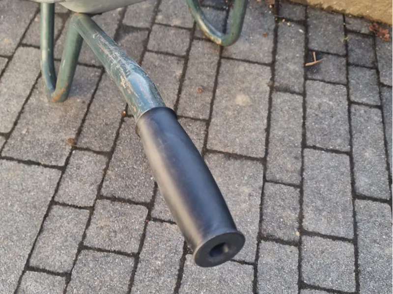 Wheelbarrow handle (Schubkarrengriff)