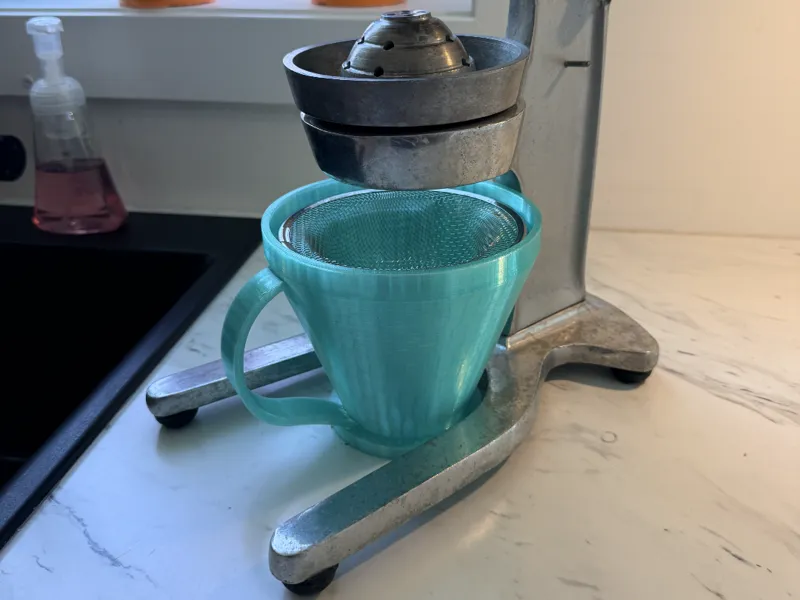 Juicer Cup with strainer support