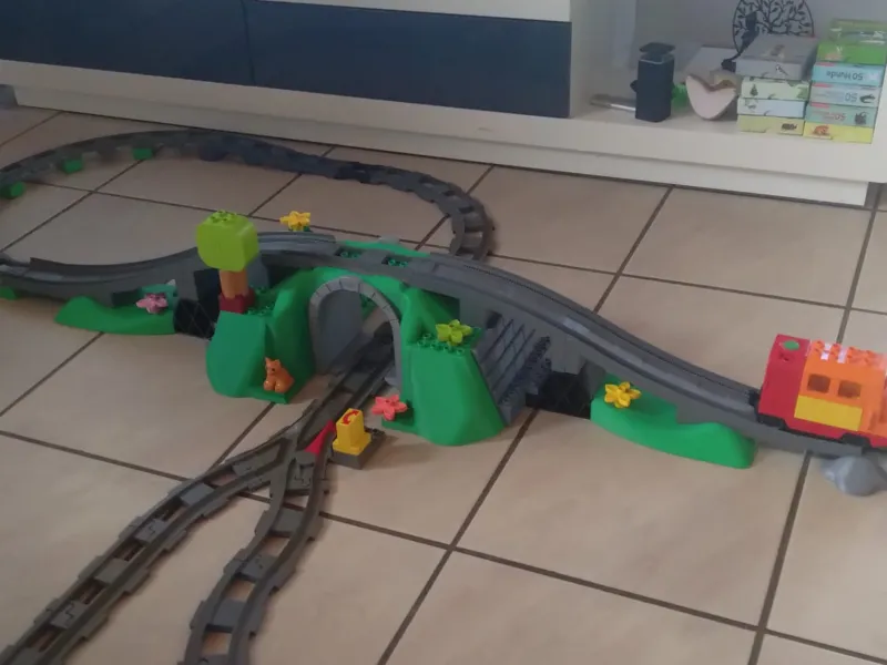Duplo Eisenbahnbrücke mit Tunnel