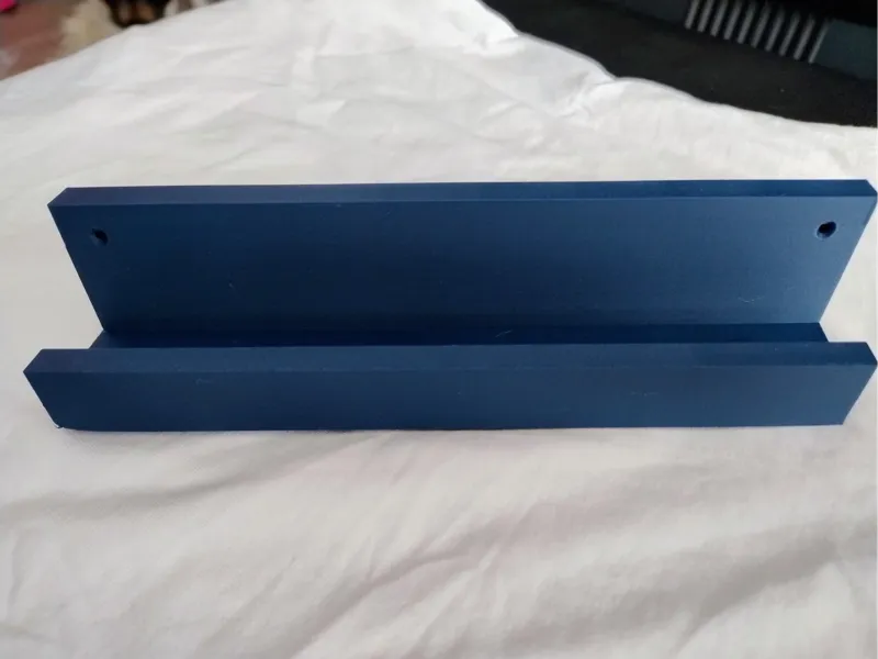 Bücherregal mit Bohrung