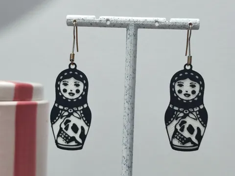 Pendientes: Aretes Matrioshka Gothic — referencia de MakerWorld