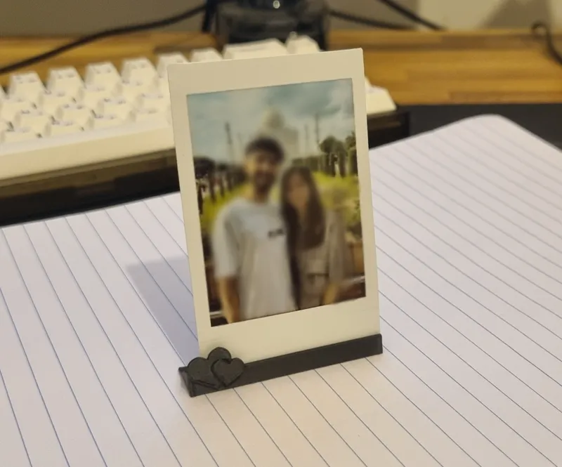 polaroid heart stand