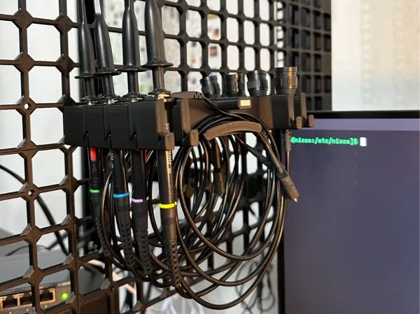 Support empilable pour sondes d'oscilloscope