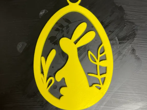 Lapin de Pâques sur son rocher