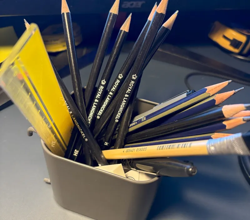 Minimal desk pencil holder