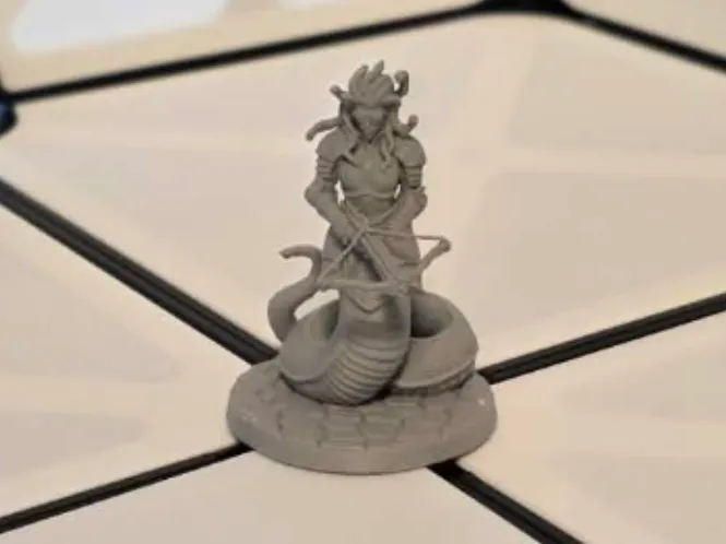 Figurine gorgone chasseresse